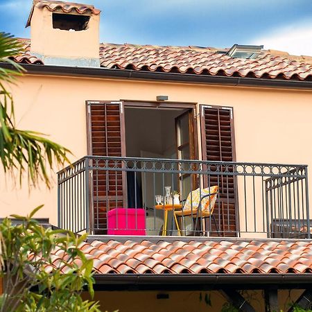 Holiday Home Kuca Na Moru Kornic Exterior photo
